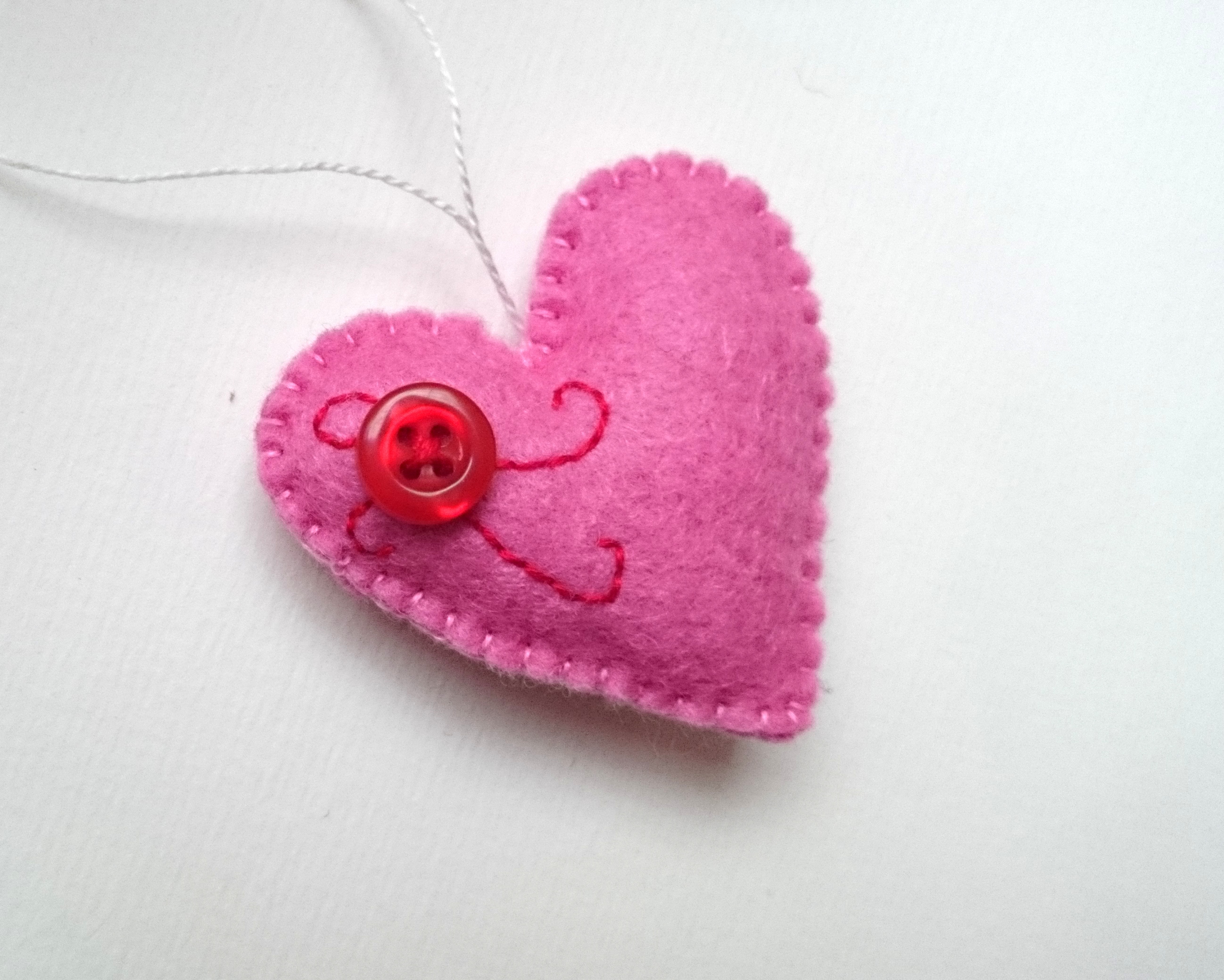 pink-felt-heart-with-button-04.jpg