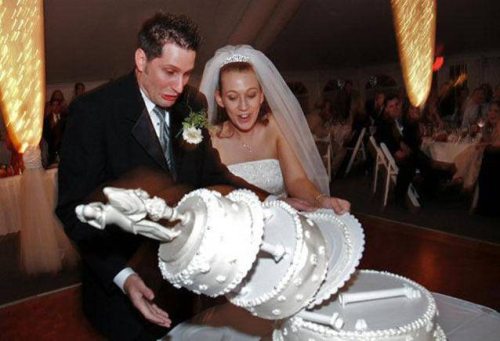 blog_thebrideandgroom_com_wedding_cake_crashed_by_husband.jpg