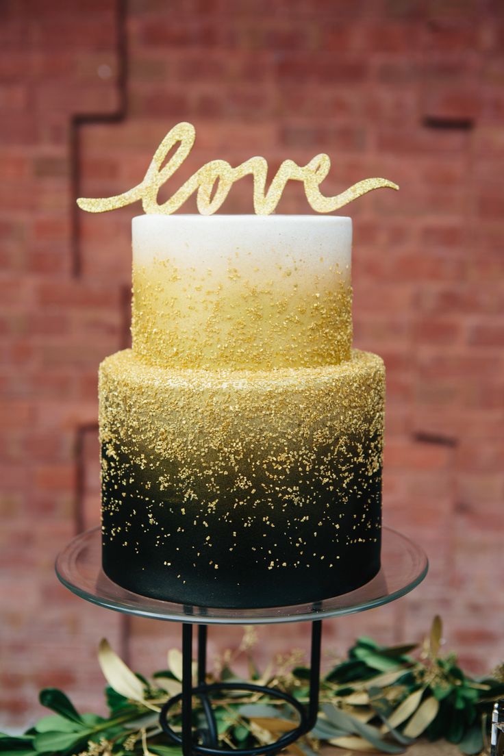 1.) Arany és fekete, a megunhatatlan párosítás. Ehető csillámport a cukrászkellékes üzletekben találhatunk.<br />(ruby-wedding.co.uk)