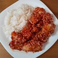 Mézes-szezámmagos csirkefalatok rizzsel