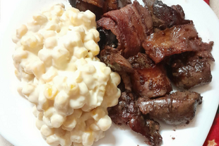 Baconbe tekert aszaltszilvás csirkemáj