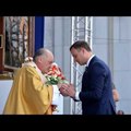 Földre hullott szentostyát mentett meg a lengyel elnök