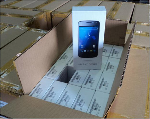 GALAXY-Nexus-phone-taken-out-box.jpg