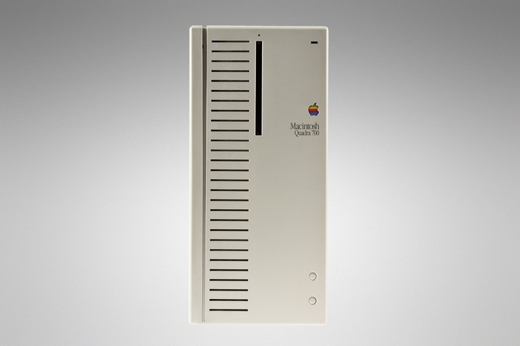 MACINTOSH QUADRA 700 (1991).jpg