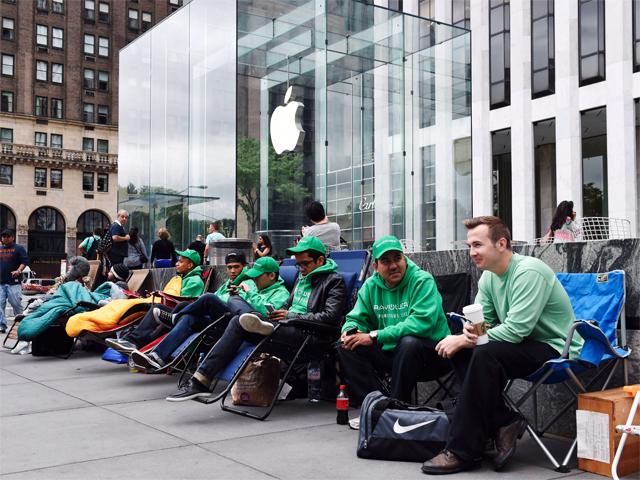 apple-iphone-6-fans-line-up-outside-the-apple-store-ahead-of-launch.jpg