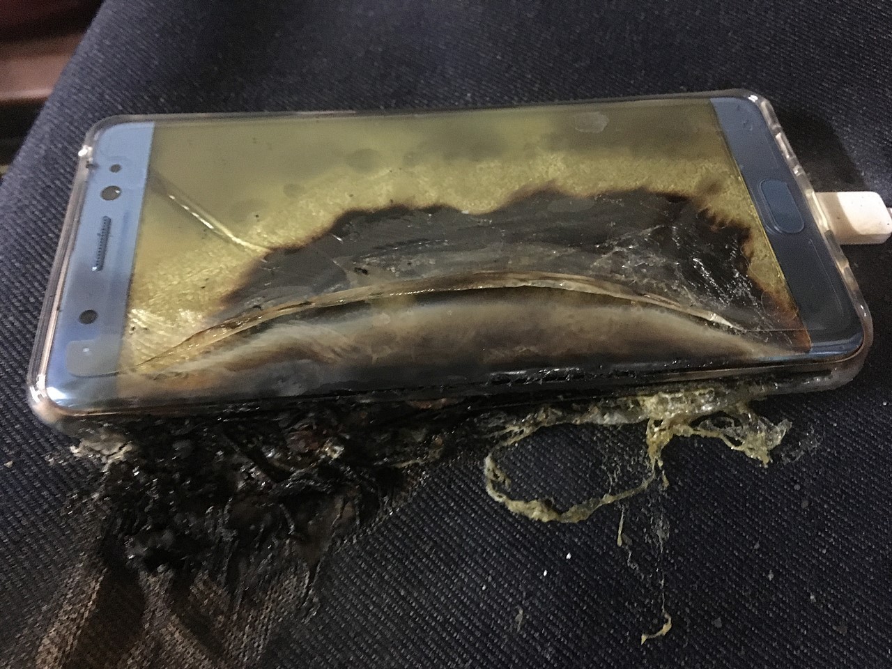 explosive-start-for-samsung-galaxy-note-7-more-phones-catch-fire-while-charging-507793-4.jpg