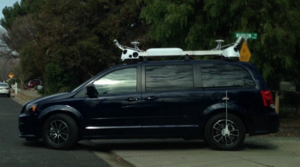 Egy titokzatos fekete autó kószál Kaliforniában, amit az Apple-lízingel. Kamerák is vannak a tetején, meg minden. &lt;a href=‘http://appleblog.blog.hu/2015/02/04/titokzatos_apple_auto_cirkal_kaliforniaban‘ target=‘_blank‘&gt;Itt megy a találgatás&lt;/a&gt; arról, hogy ez mi a szar lehet.
