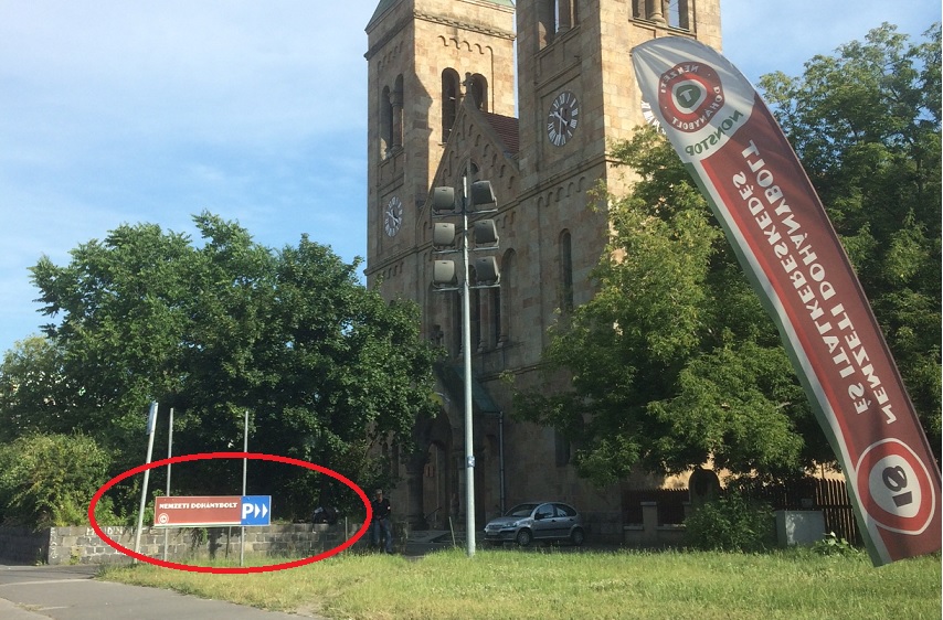 Csúcs: trafik parkoló a templomnál!