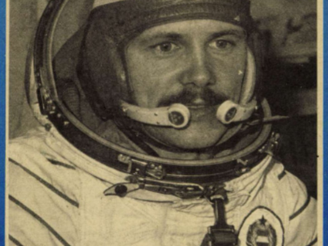 Ezen a napon tért vissza a világűrből Farkas Bertalan