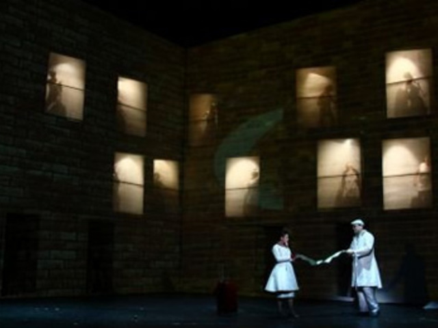 Eladó a Don Giovanni és a Hamlet díszlete