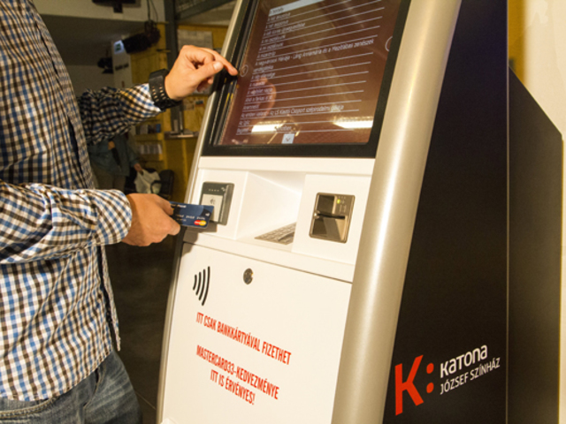 Egyedülálló színházjegy-automatát helyeztek el a Katonában
