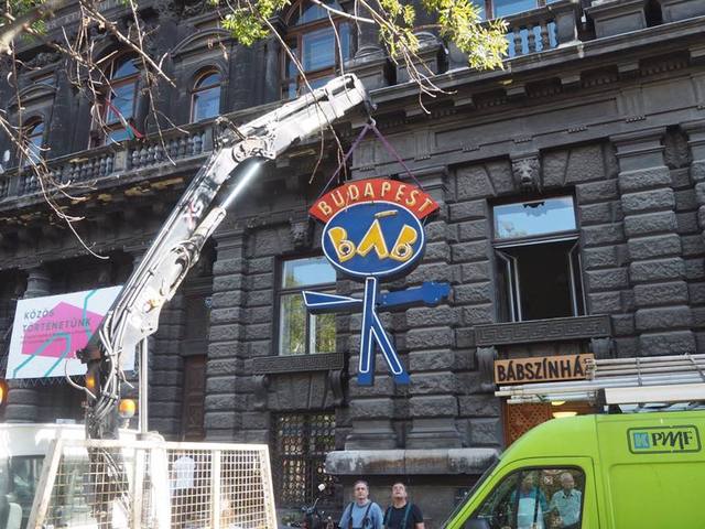 Lecserélték a Budapest Bábszínház neon feliratát