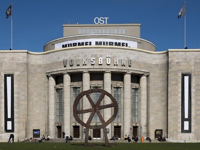 A városvezetés elleni tiltakozásul elfoglalták a berlini Volksbühnét