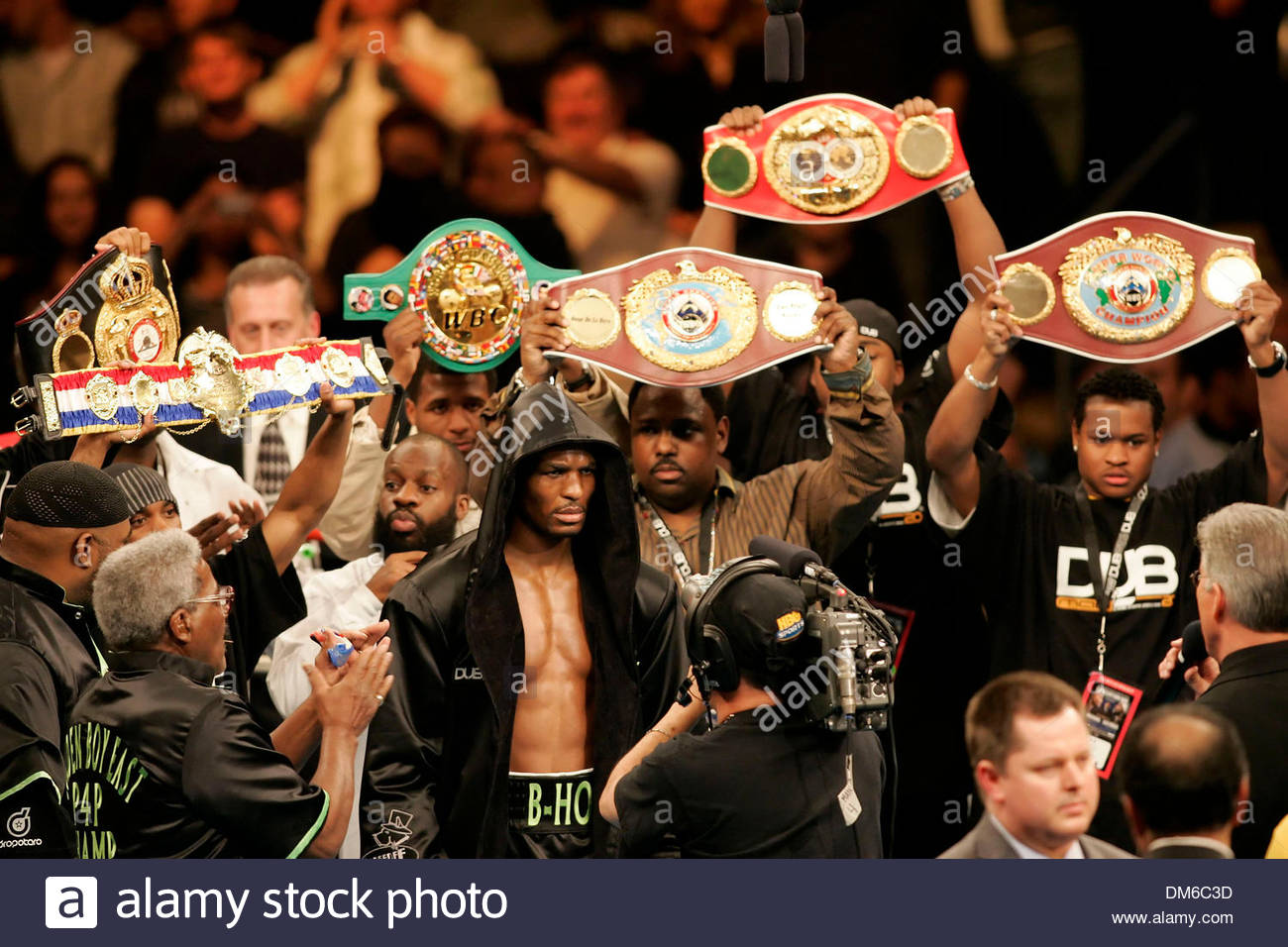 feb-19-2005-los-angeles-ca-usa-bernard-hopkins-the-executioner-defeats-dm6c3d.jpg