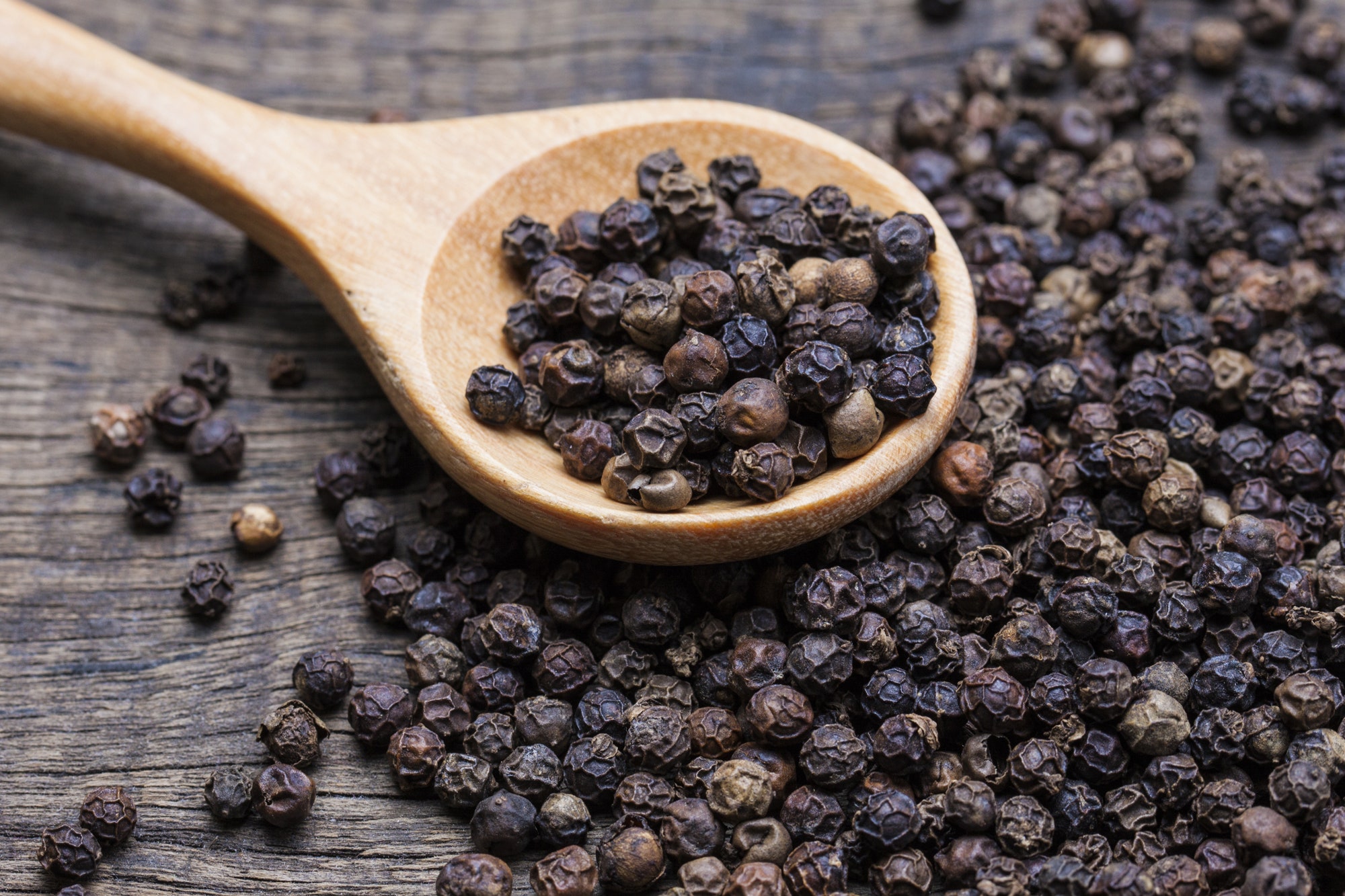 black_peppercorns_wooden_spoon_19102016.jpg