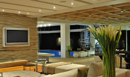 Living-Room-Ceiling-and-Wall-Ideas-at-Impressive-Glass-House-in-Johannesburg-South-Africa-700x413.jpg