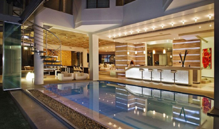 Modern-Kitchen-Beside-Swimming-Pool-at-Impressive-Glass-House-in-Johannesburg-South-Africa-700x413.jpg