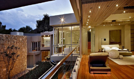 Open-Bedroom-in-Second-Floor-at-Impressive-Glass-House-in-Johannesburg-South-Africa-700x413.jpg