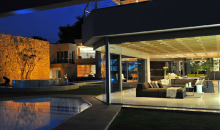 Open-Living-Room-Design-at-Impressive-Glass-House-in-Johannesburg-South-Africa-700x413.jpg
