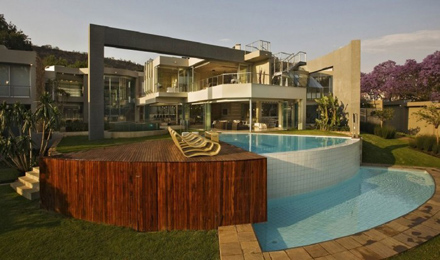 Round-Swimming-Pool-Design-at-Impressive-Glass-House-in-Johannesburg-South-Africa-700x413.jpg