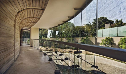 Second-Floor-Terrace-Design-for-Impressive-Glass-House-in-Johannesburg-South-Africa-700x413.jpg