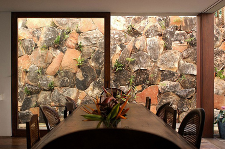 Dining-Room-View-at-Natural-Contemporary-Home-Design-Casa-dAgua-in-São-Paulo-Brazil-700x465.jpg