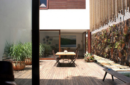 Outdoor-Dining-Area-at-Natural-Contemporary-Home-Design-Casa-dAgua-in-São-Paulo-Brazil-700x456.jpg