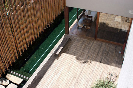 Wooden-Terrace-Design-at-Natural-Contemporary-Home-Design-Casa-dAgua-in-São-Paulo-Brazil-700x465.jpg