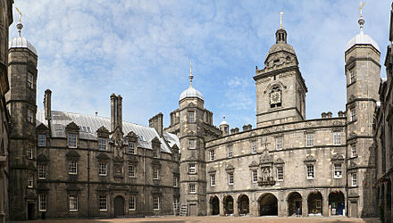 440px-heriot_hospital_court.jpg