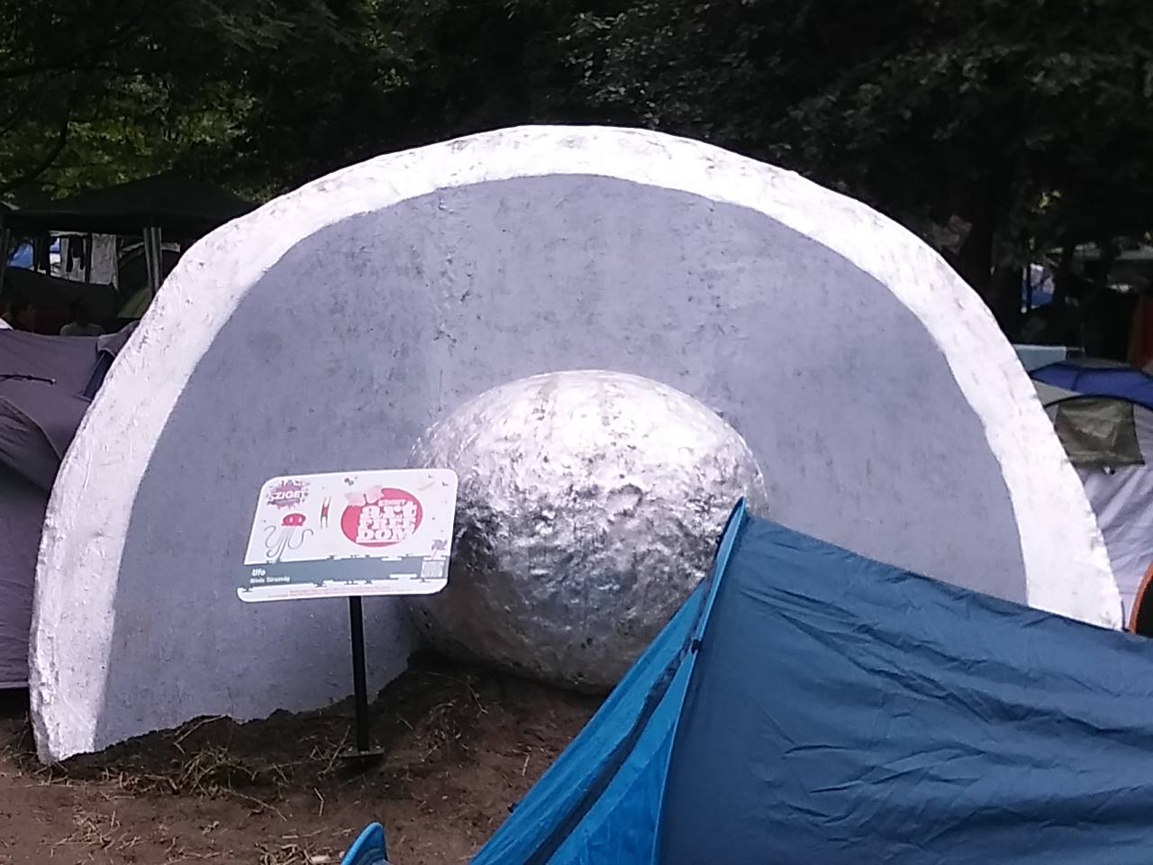 ... de a csészalj most is ott van a Sziget Beach-csel szemben a kempingben. 