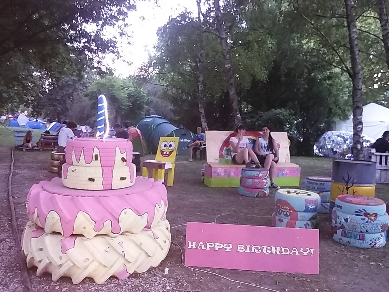 A Vajda Kreatív Diákcsoport gumiabroncsból készült szülinapi tortája kötelező szelfi helyszín volt az ünnepelteknek