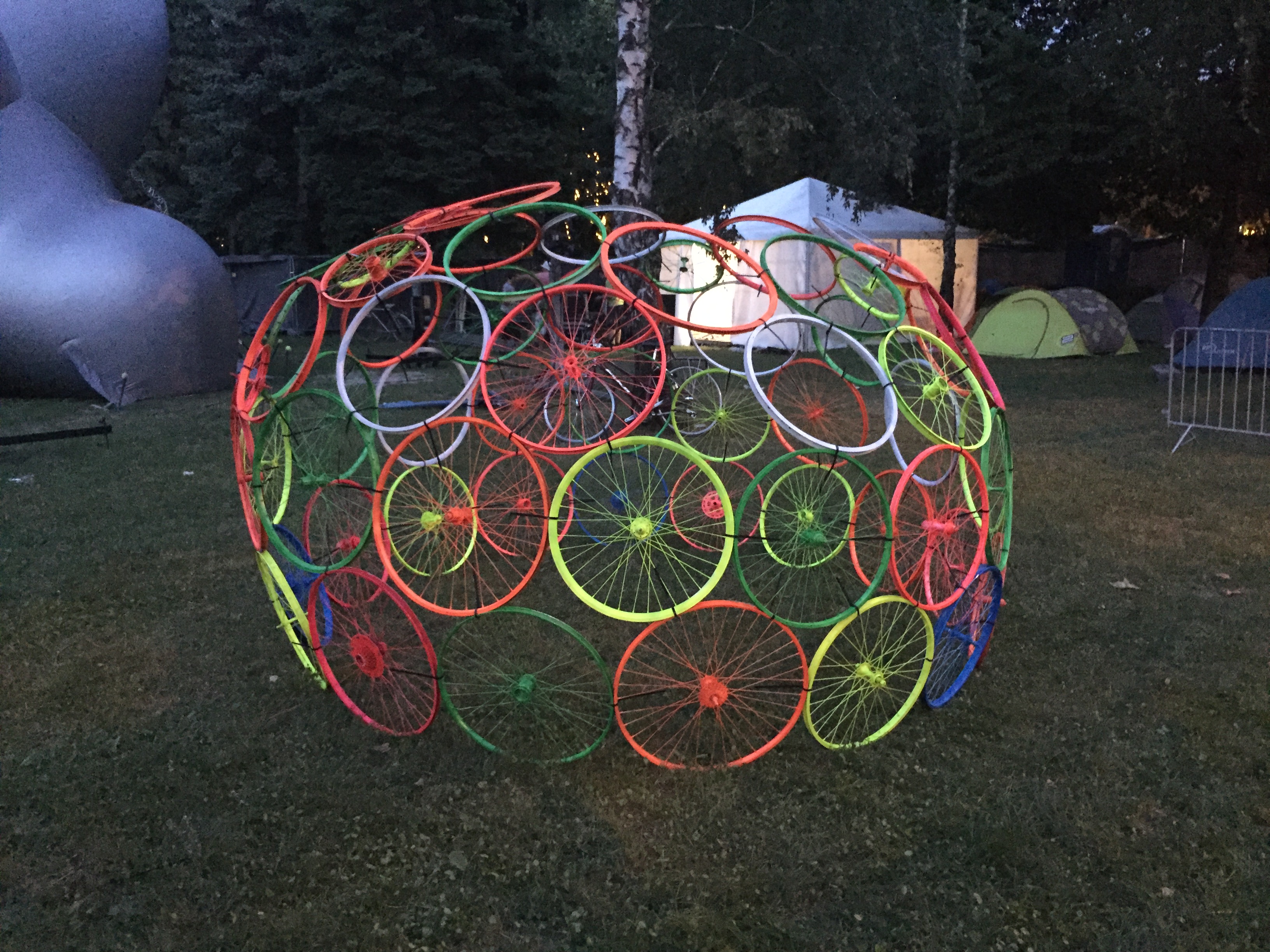 A Geo-Bike-Dome bicikliküllőkből épült tarka alkotás<br />fotó: Sándor Attila