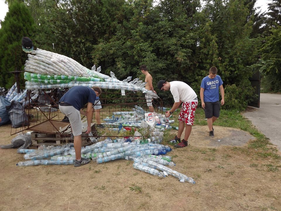 Közel 15 ezer PET-palack adja a sárkány testét...