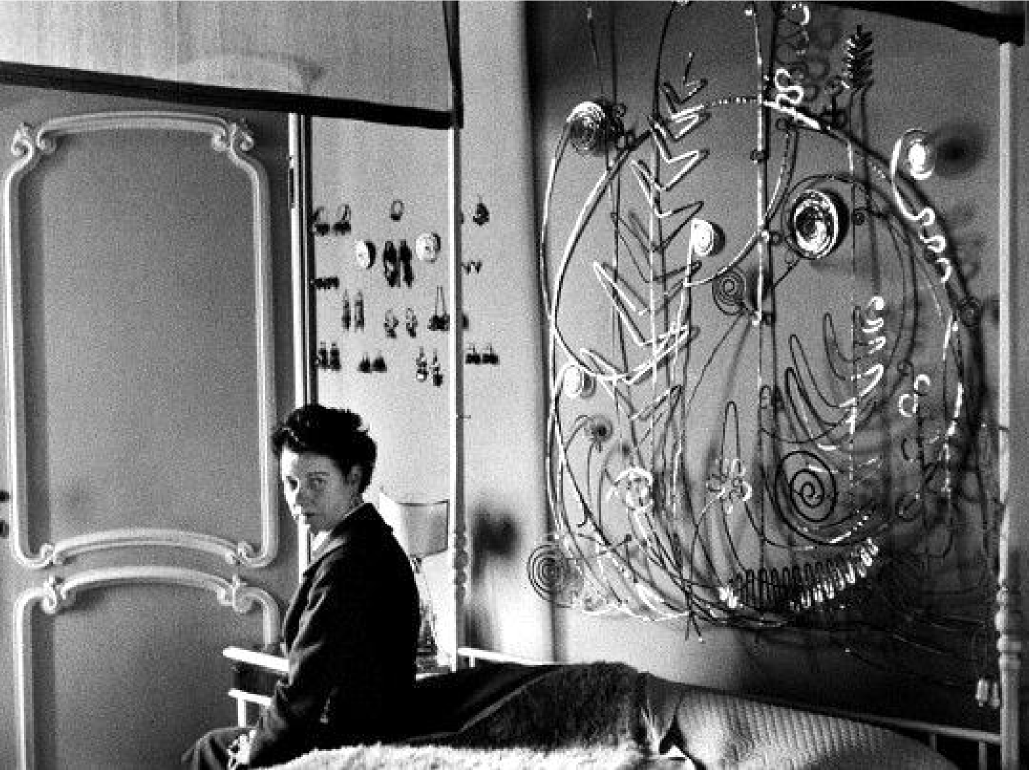 peggy-in-bedroom-palazzo-venier-dei-leoni-calder-bed-head.png