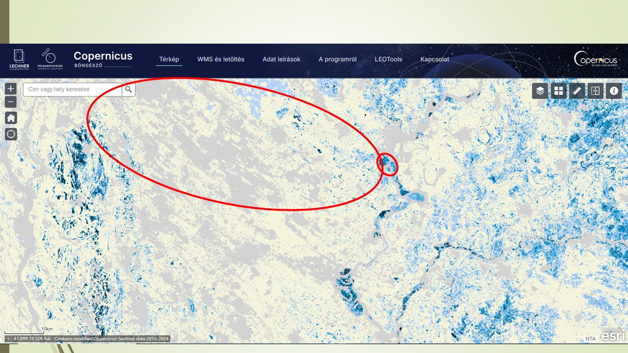 És hogy ez a nagy mennyire kicsi. Lásd a kisebbik elipszist. A nagyobbik az a mozgáskörzet ahol én sokat előfordulok. A térképalap pedig nagyon fontos. A lechner Tudásközpont belvízgyakorisíági térképe. Szenzációs anyag, mert minden kicsi kék paca egy-egy olyan hely ahol a víz a helyét keresi. Szóval segítsünk neki!