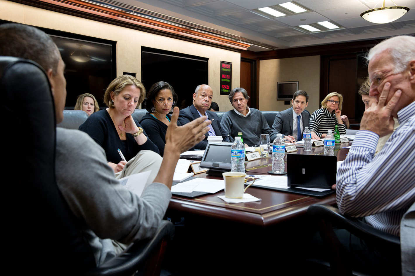 Obama meeting az Eboláról. Balról: Lisa Monaco, Susan E. Rice; Jeh Johnson; Tony Blinken; Thomas Frieden; Jennifer Palmieri; Sylvia Mathews Burwell. (Pete Souza/The White House)