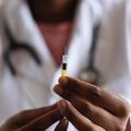 Romániában több ezren lemondták regisztrációjukat az AstraZeneca védőoltásra