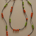 Csomózott nyaklánc (narancs és neonzöld fagolyókkal, hosszú)