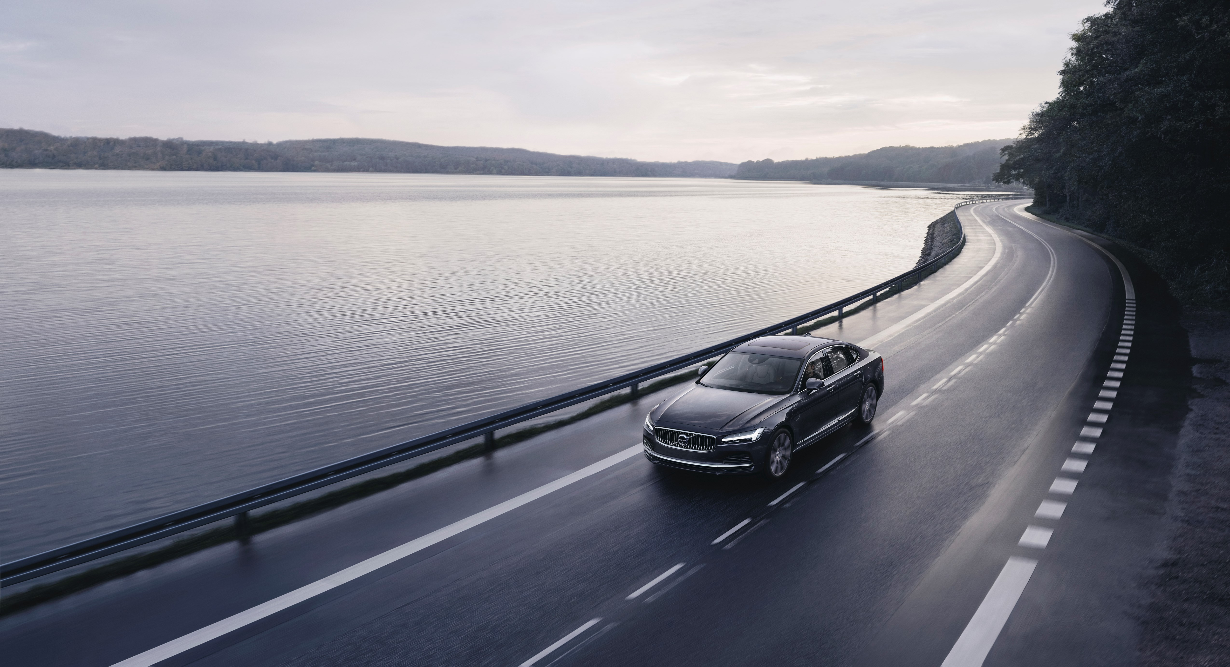262602_the_refreshed_volvo_s90_recharge_t8_plug-in_hybrid_in_platinum_grey.jpg