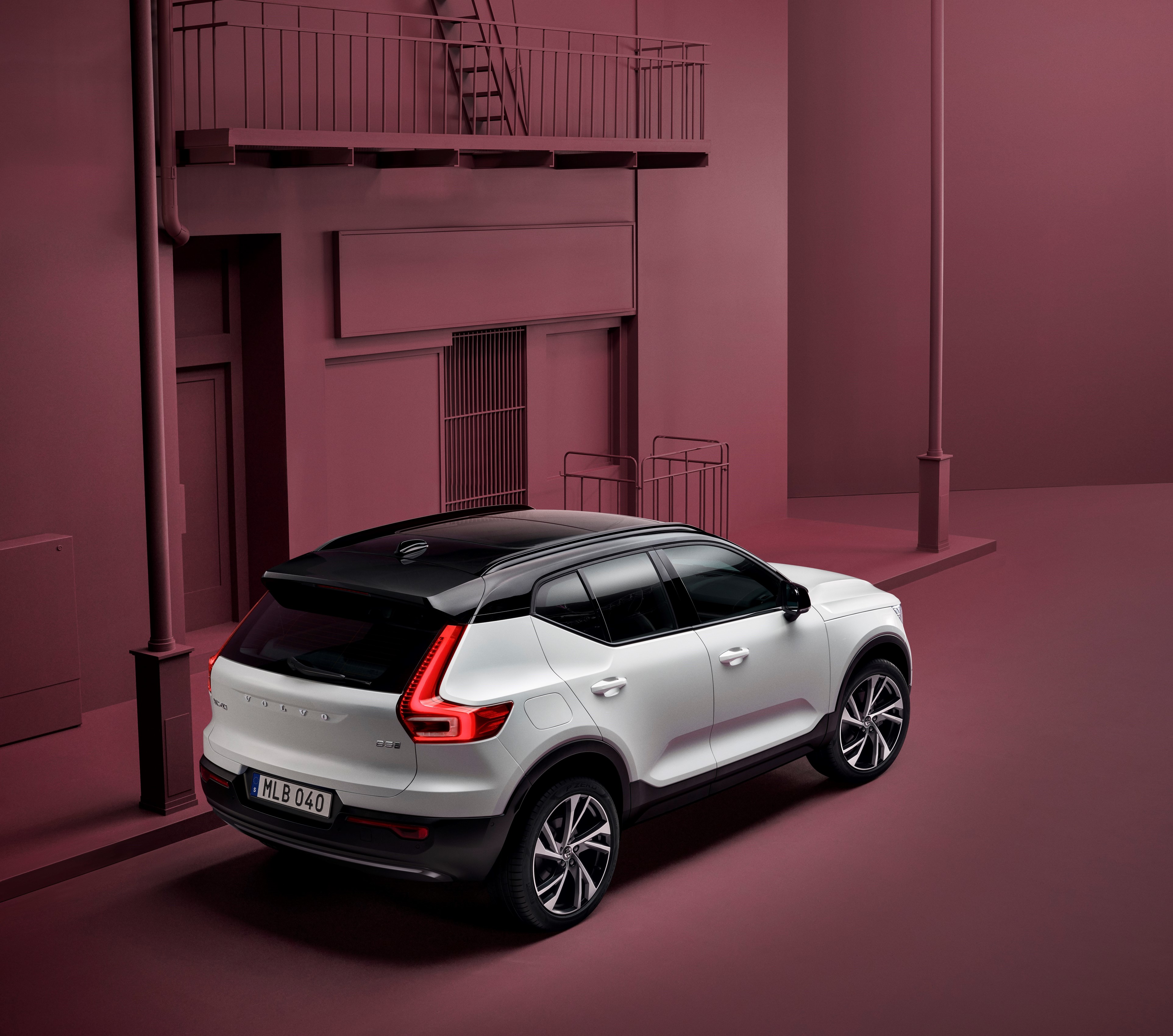265578_xc40_r-design_expression_in_crystal_white_pearl.jpg