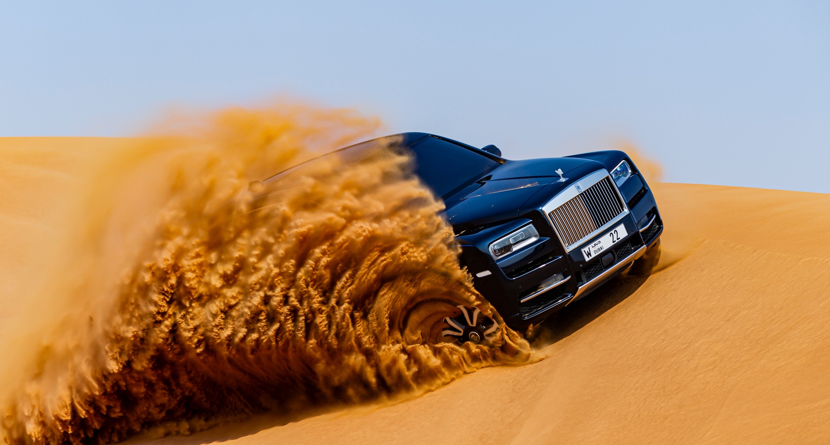 p90403693_lowres_rolls-royce-cullinan.jpg