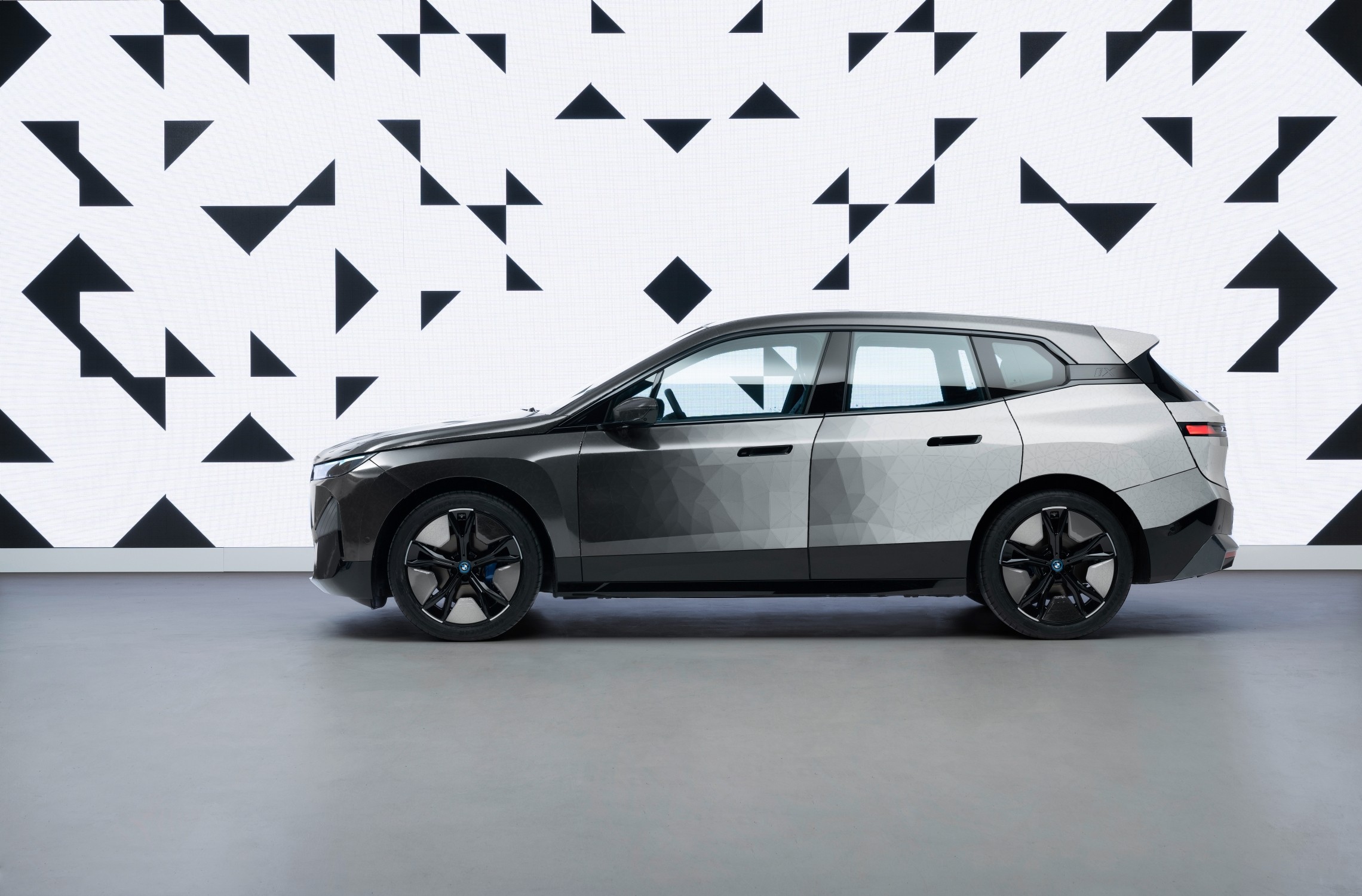 p90447378_lowres_bmw-ix-flow-featurin.jpg