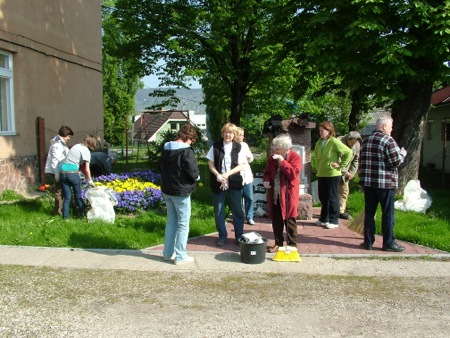 2010-ben_a_kertbaratok_gondozzak_a_kertet.jpg