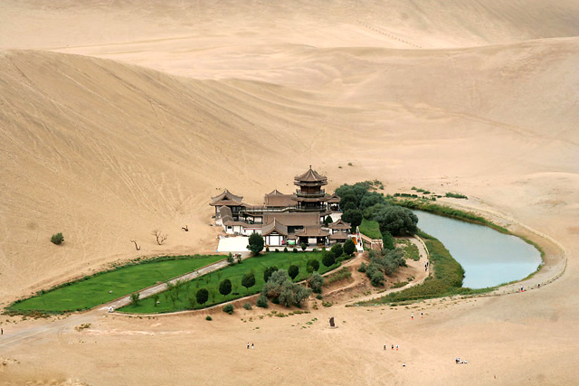 gansu_dunhuang_Crescent_Lake_e2.jpg