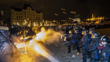 Sérti az emberi méltóságot, ha a rendőrök figyelmeztetés nélkül alkalmaznak könnygázt egy tüntetésen