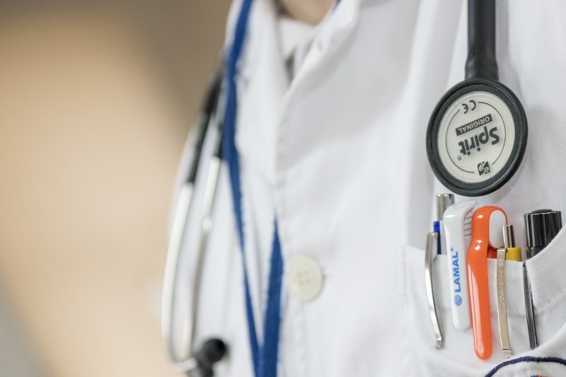 close-up-of-doctor-with-stethoscope-and-ballpens_1.jpg