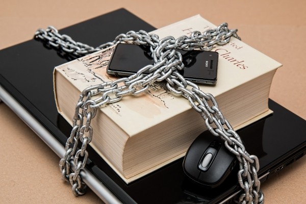 laptop-book-and-mobile-phone-in-chain.jpg