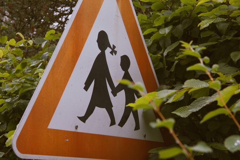 road-sign-with-children-in-trees_1.jpg