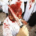 A véráztatta muszlim rituálé keretében százak csapkodják machetékkel a saját fejüket