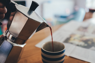 Szeretnéd tudni, hogy mi a tökéletes, kávéházi minőségű otthoni kávé titka, low-budget eszközparkkal? II. rész